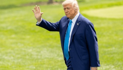 中美谈完不到3天，美国真面目曝光了，美军军舰强闯台海，东部战区火速行动！