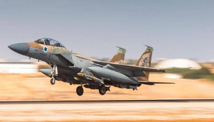 以军对也门发动大规模空袭 胡塞武装称锁定以所有机场