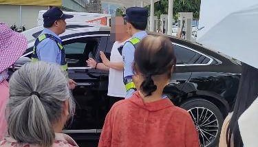 广西南宁一幼童被陌生男子抱进车内 属地派出所回应:系误会