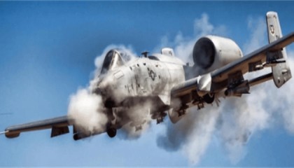 俄罗斯最担心的事发生了！美军A10冲进战场，6管机关炮对地扫射