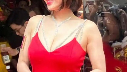 44岁苍井空惊艳亮相香港娱乐场所开幕式，超深V礼服尽显魅力