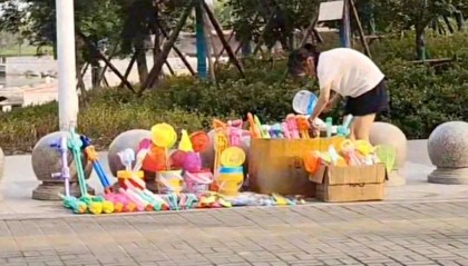 安徽14岁女孩暑假摆摊卖玩具25天赚2000元，家长：本意是锻炼孩子，走红后竞争多生意下滑