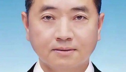 作为“一把手”,他经常在上班时间外出打牌