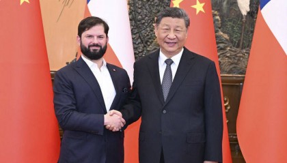 习近平会见智利总统博里奇