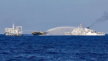 中方在黄岩岛升旗后，美航母杀了个回马枪！关键时刻，解放军动真格了