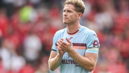 英媒：热刺、利物浦和曼联都在关注布伦特福德队长柯林斯