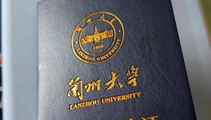 一人一驼，骆驼尾气排放超标要扣分？兰大回应学生持证骑骆驼上学：骆驼驾驶证为学校文创，非官方证件