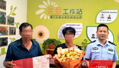 小伙收到录取通知书,飞奔到派出所和民警一起打开