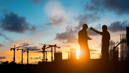 “时刻担心丢饭碗！”地产人这一年，一边忙着保工作、一边降薪求职央国企