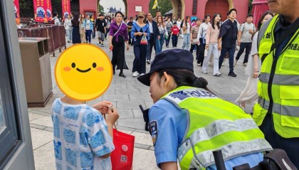 假期北京人潮如海,东城民警在公园景区为游客解困