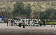 四川初三男生病重，全班同学带板凳赶到医院，拍下特殊的毕业照