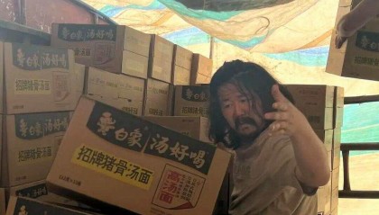 遗憾！受拾荒者资助感动全网女孩意外去世，此前两人相见泪流满面感动全网