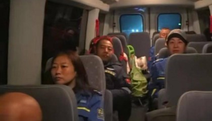 8人自费1万元将女子从北京护送至云南,有网友称浪费人力;救援队:女子有精神问题,开车护送更保险