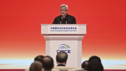 脱掉皮衣穿上唐装！黄仁勋用中文致辞不到10句“破功”，英伟达已收到大量H20芯片订单