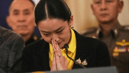 总理府被包围，佩通坦拒绝辞职，军方态度坚决，中方已提前交底