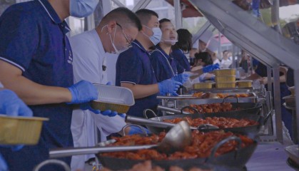 五星酒店摆地摊自救:日赚6万元,“我们不觉得掉价,被动永远等不来惊喜”