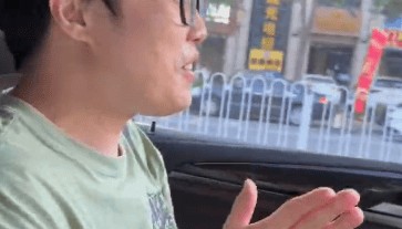 “女儿奴”爸爸接军训女儿电话泪崩，“第一次这样分开”，网友：终究是我们离不开孩子