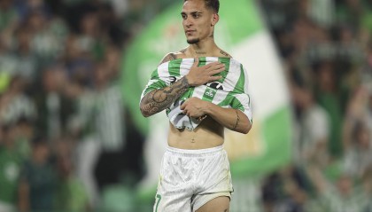 总价4000万每体:贝蒂斯愿分两期签安东尼 球员需降薪至600万