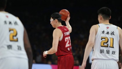 难顶!周琦仅4次出手得到4分 末节遭雪藏枯坐板凳