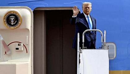 火速赶回国的特朗普，在专机空军一号上，亲口说出此行最大遗憾