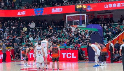 啃下硬骨头，崩了后槽牙！山东81：78胜浙江，克里斯再吃技犯