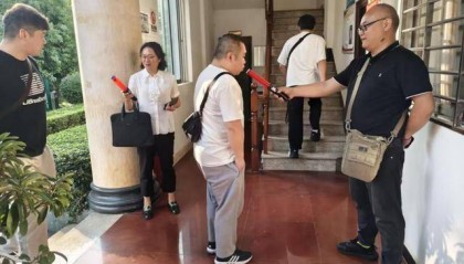 云南多地突查公职人员违规饮酒：公安局门口开展酒精吹气测试