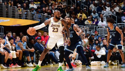 老詹复出18+8+8浓眉40+16 莫兰特低效湖人击退灰熊