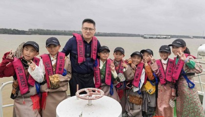 “叔叔是江苏的,将来一定带你们去看看!”镇江警官不忘承诺,四次组织近百名藏区学子来苏研学