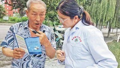 服务群众，她饱含耐心与爱心