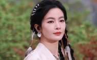女演员穿长裙叉开腿坐，被提醒坐姿不雅，当场霸气回怼，引发热议