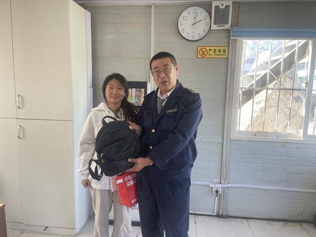 乘客遗落贵重物品，公交司机拾金不昧及时归还