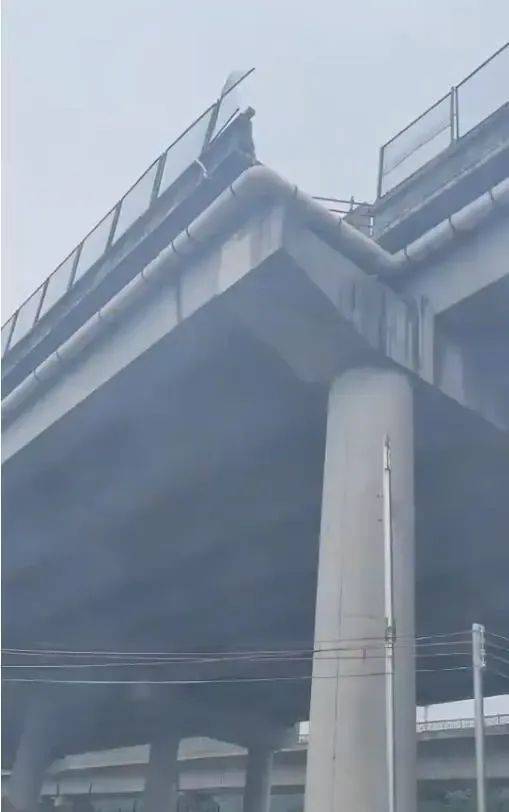 东莞一高架快速路四车道突变三车道，车辆冲出桥面高坠造成伤亡？官方：特大事故，正在调查