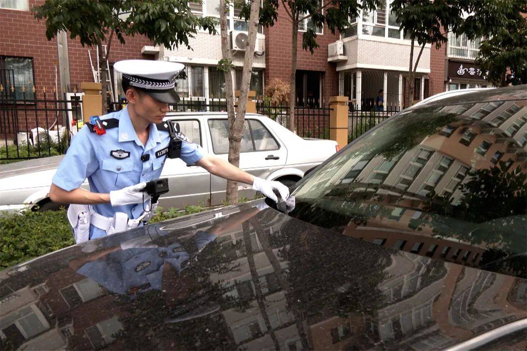 商圈、医院、校园周边违停被查处丨冰城交管部门持续治理静态交通