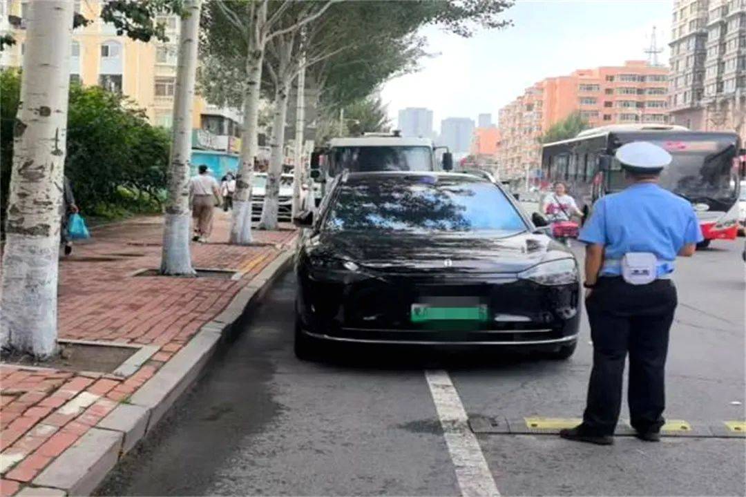 商圈、医院、校园周边违停被查处丨冰城交管部门持续治理静态交通