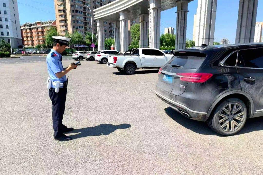 商圈、医院、校园周边违停被查处丨冰城交管部门持续治理静态交通