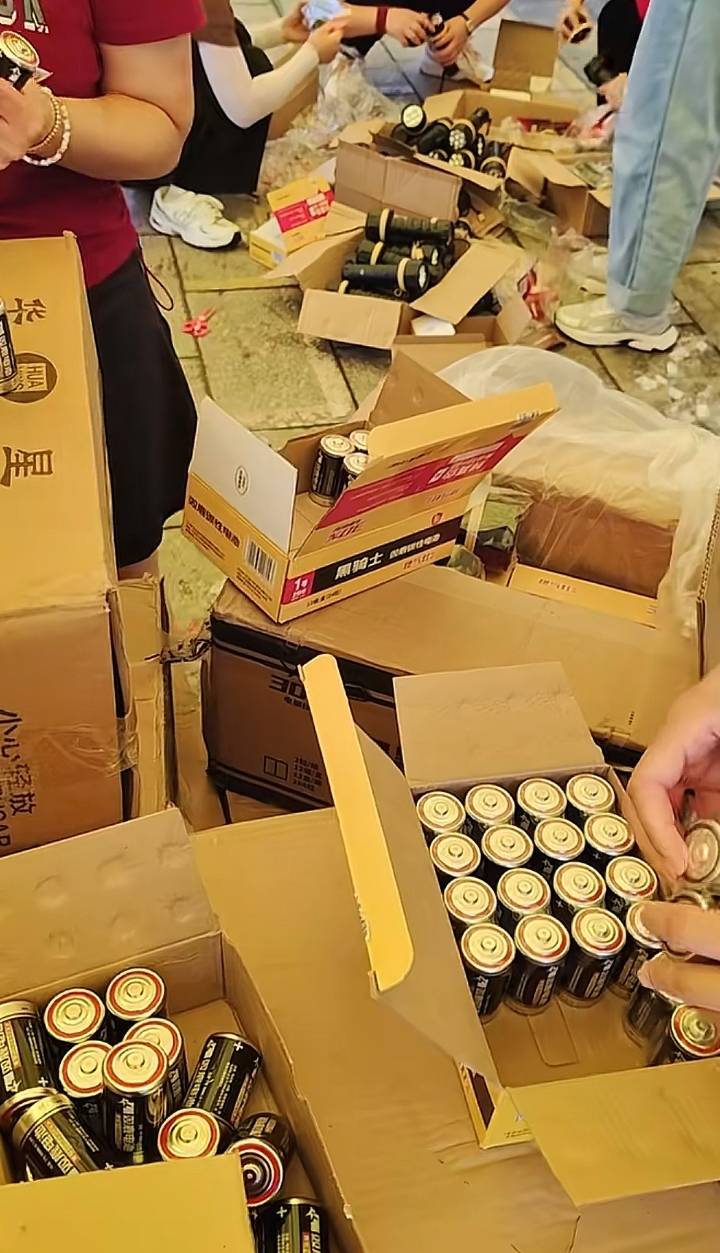 北京强降雨结束，预计8月3日再次降雨！饮用水、手电筒、保温壶等物资被送到安置点