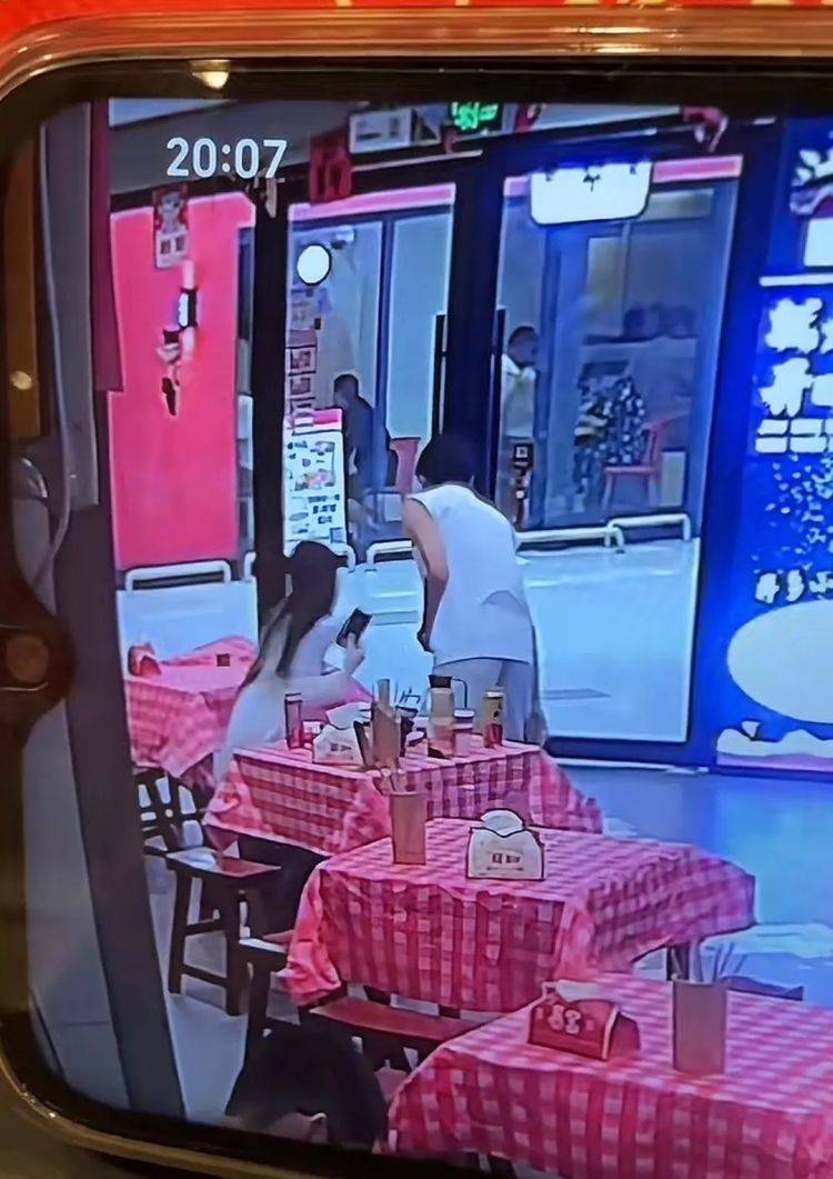 浙江一对男女吃饭没买单飞奔而去，店主曝光监控后仍未收到饭钱，老板：跑得比兔子还快