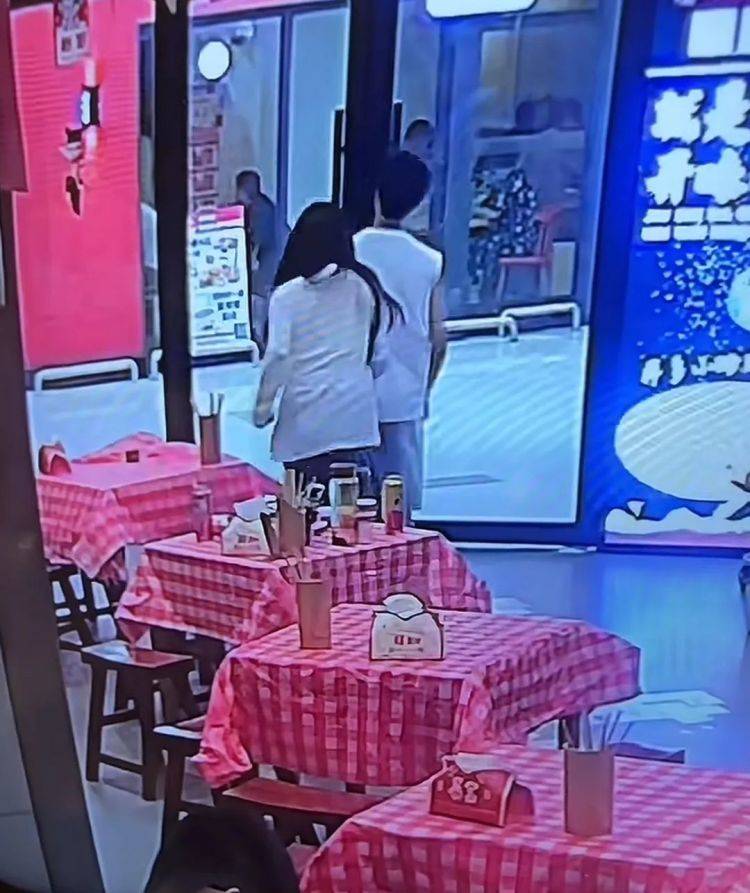 浙江一对男女吃饭没买单飞奔而去，店主曝光监控后仍未收到饭钱，老板：跑得比兔子还快