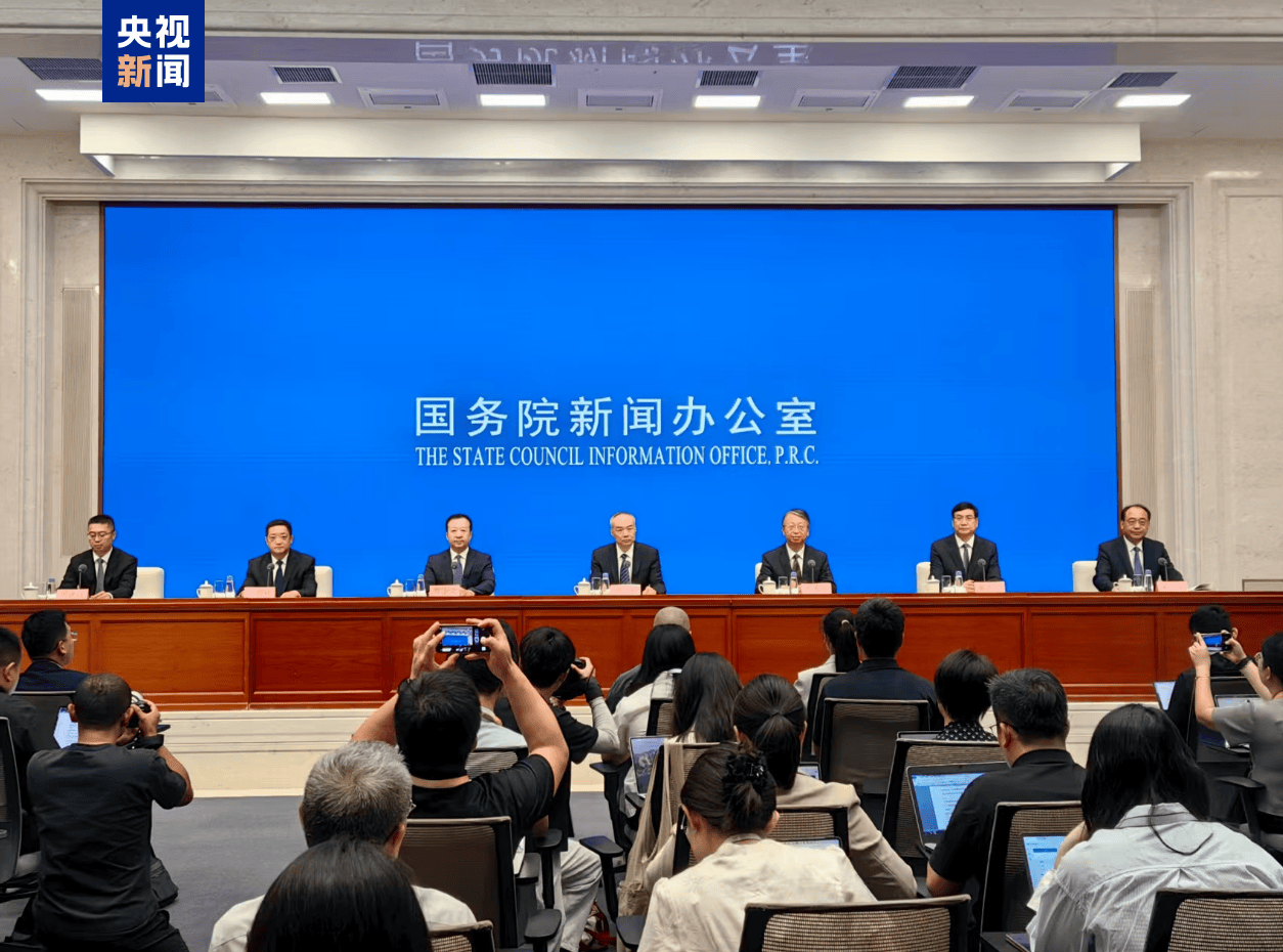 中国特色社会主义法律体系实现与时俱进、完善发展