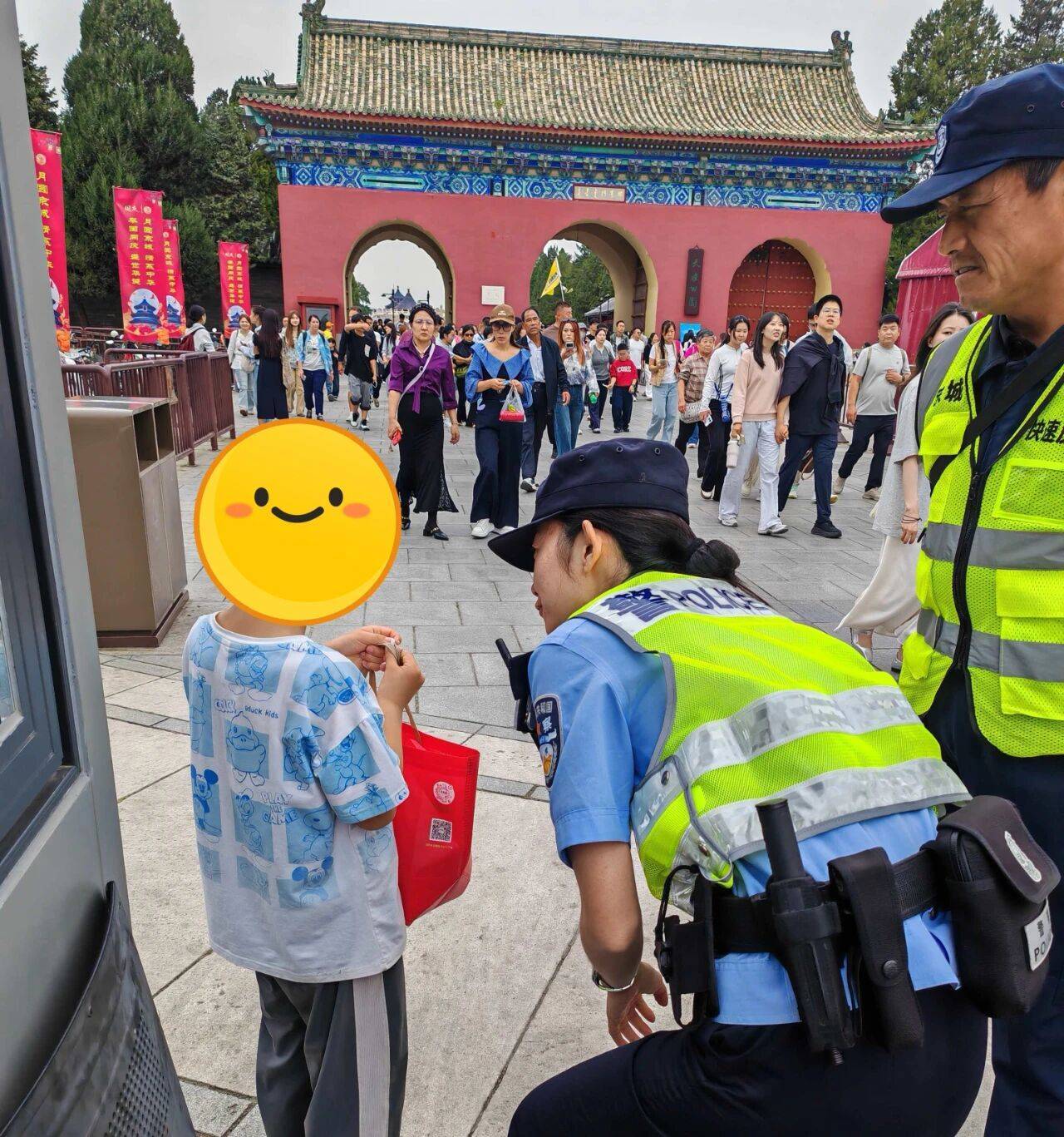 假期北京人潮如海，东城民警在公园景区为游客解困