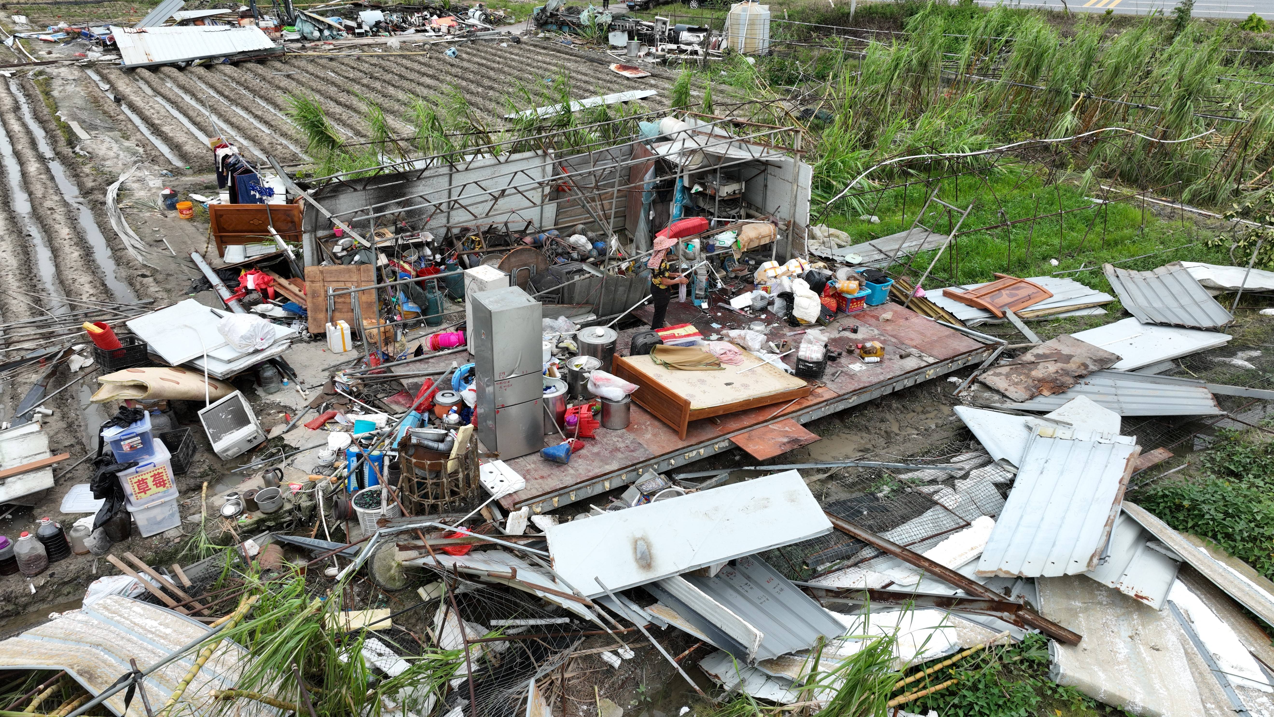 村镇导演追三个超强台风 拍下被遗忘的农民