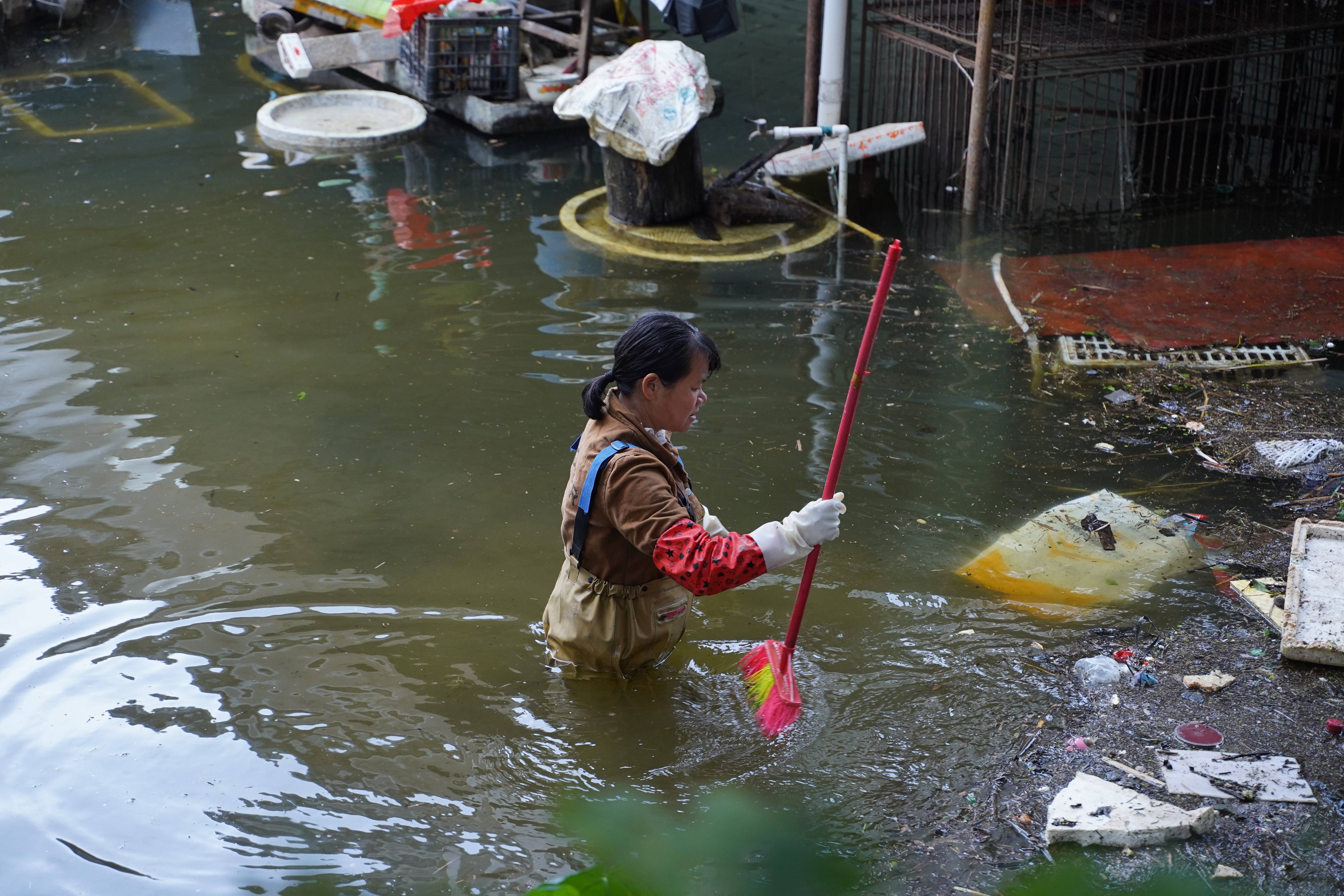 村镇导演追三个超强台风 拍下被遗忘的农民
