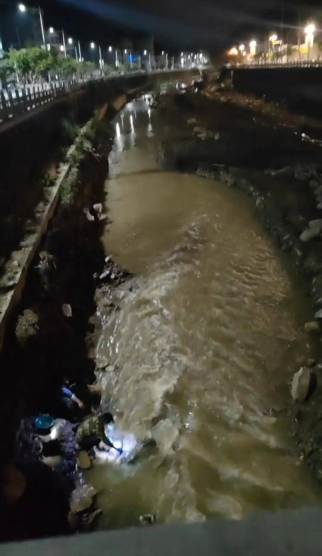 “一盆就出了5克多”！河道内挤满人，半夜冒严寒淘金！当地政府曾多次明令禁止