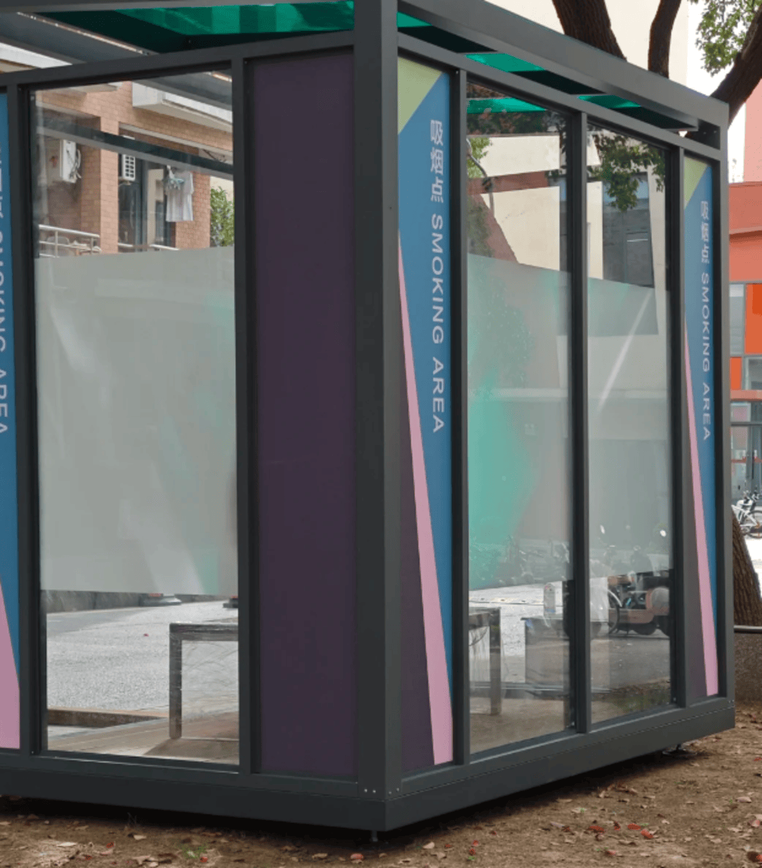 紫牛热点∣上海一大学女生宿舍楼旁设置吸烟点?最新:已搬走