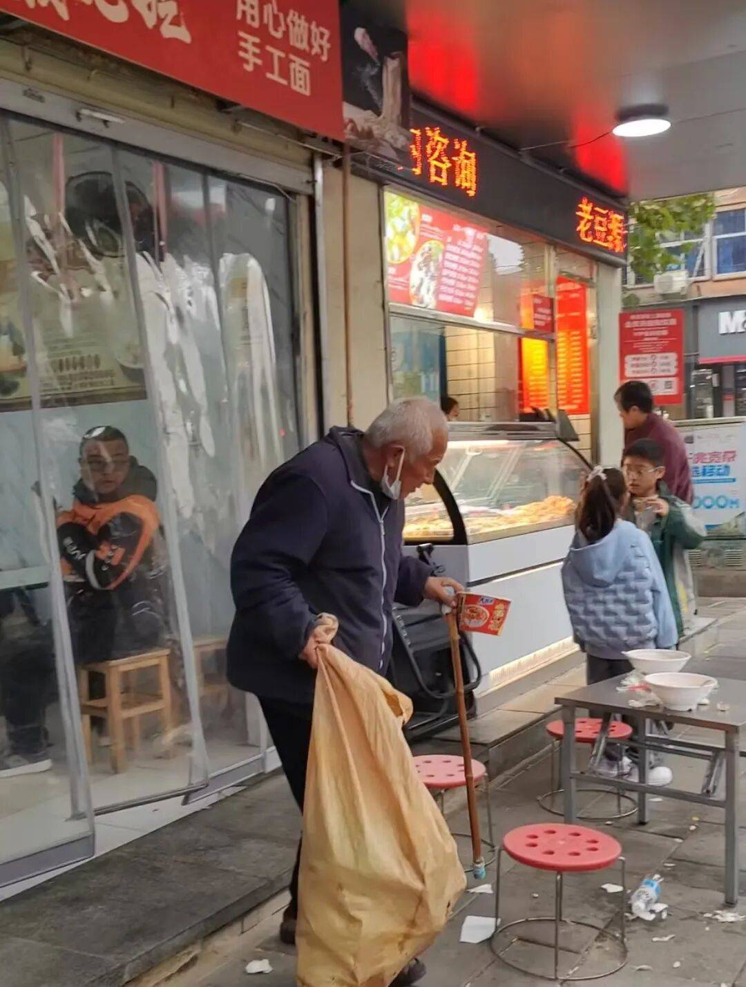郑州深秋最暖一幕!郑州一小学老师在面馆门前偶遇流浪老汉,主动付两碗面钱请他吃了碗热汤面