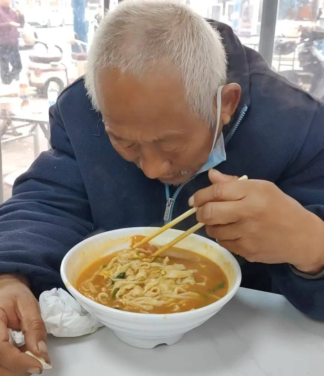 郑州深秋最暖一幕!郑州一小学老师在面馆门前偶遇流浪老汉,主动付两碗面钱请他吃了碗热汤面